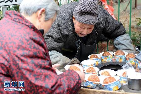 （草根故事）（6）年近九旬自食其力　“烤梨爺爺”感動(dòng)南京