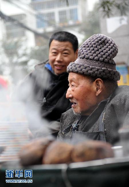 （草根故事）（3）年近九旬自食其力　“烤梨爺爺”感動南京