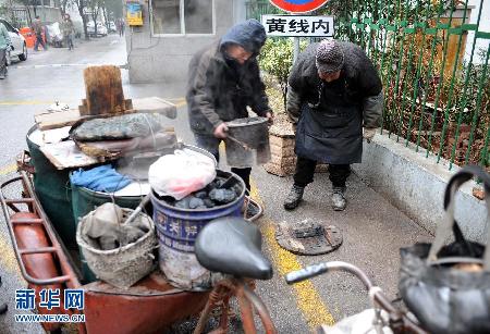 （草根故事）（2）年近九旬自食其力　“烤梨爺爺”感動(dòng)南京