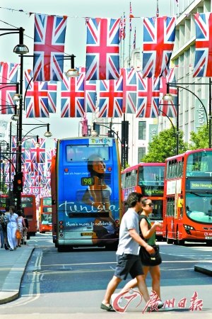 牛津街上掛滿了英國國旗。