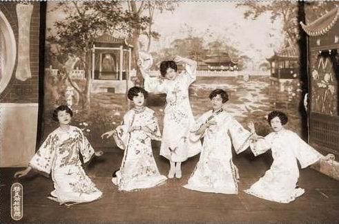 從舞臺(tái)布景與演員的裝束上看，演員們所表演的一是場(chǎng)那個(gè)時(shí)代的“現(xiàn)實(shí)劇”。 ... ... ... ...