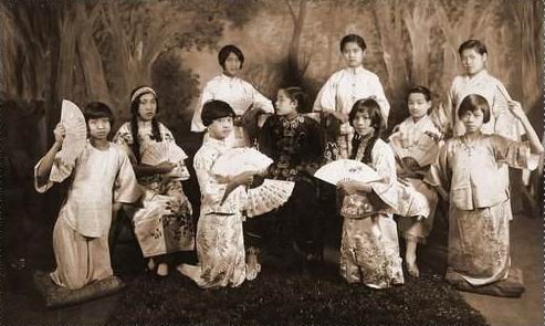 看起來(lái)演員在表演某個(gè)富貴之家，主人妻妾成群，子孫昌盛的場(chǎng)景。
