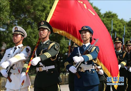     5月12日，我軍首批三軍女子儀仗兵亮相外交禮儀，接受中外領(lǐng)導(dǎo)人檢閱。身著07式禮賓服的13名儀仗隊(duì)女兵分列在軍旗組和陸軍、海軍和空軍軍種之中，與男儀仗兵一起伴隨檢閱曲，手持禮賓槍接受檢閱。 新華社記者龐興雷 攝