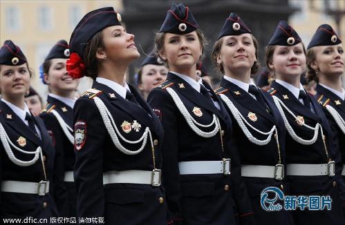 當(dāng)?shù)貢r間2013年5月9日，俄羅斯圣彼得堡，軍校女兵走過冬宮廣場，俄羅斯軍隊(duì)紀(jì)念二戰(zhàn)勝利68周年。  (圖片來源：東方IC)