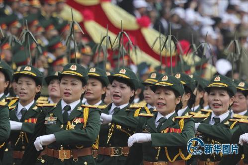 當(dāng)?shù)貢r間2014年5月7日，越南奠邊府，越南女兵正在進(jìn)行紀(jì)念奠邊府大捷60周年的游行。越南軍隊(duì)在奠邊府大敗法軍，預(yù)示著法國對越殖民統(tǒng)治的崩潰。(圖片來源：東方IC)