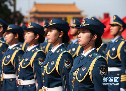     5月12日，我軍首批三軍女子儀仗兵亮相外交禮儀，接受中外領(lǐng)導(dǎo)人檢閱。身著07式禮賓服的13名儀仗隊(duì)女兵分列在軍旗組和陸軍、海軍和空軍軍種之中，與男儀仗兵一起伴隨檢閱曲，手持禮賓槍接受檢閱。 新華社記者龐興雷 攝