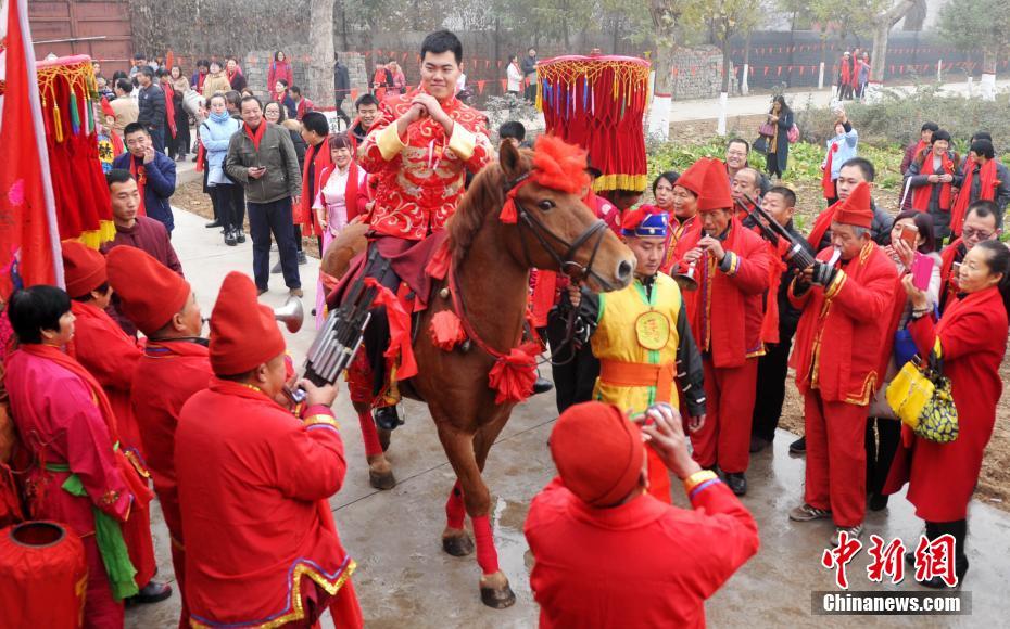 高頭大馬八抬大轎娶媳婦 90后的中式傳統(tǒng)婚禮