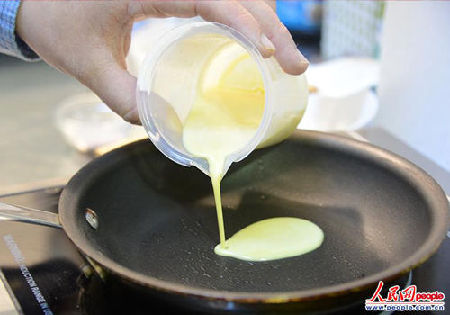 　這種名為“超越雞蛋”的安全食材主要由從豆類植物中提取的蛋白質(zhì)構(gòu)成?？诟信c雞蛋基本不差異。