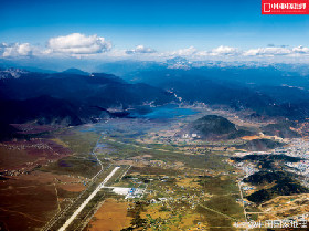 迪慶香格里拉機(jī)場(chǎng)位于香格里拉縣城西南部，距離縣城5公里