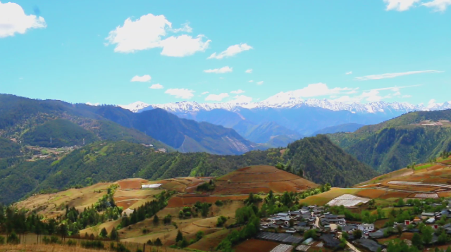 香格里拉市：紅旗村風(fēng)景美如畫