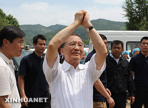 5月15日，中共中央政治局常委、國務(wù)院總理溫家寶來到川北重災(zāi)區(qū)青川縣木魚鎮(zhèn)慰問受災(zāi)群眾。溫家寶表示黨和國家不會忘記受災(zāi)的偏僻山村，大家要振作精神，堅強起來，互相幫助，重建家園。 ？？？？新華社記者陶明攝 