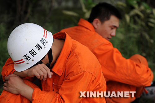 5月17日，救援人員在四川省什邡市救災(zāi)現(xiàn)場抓緊時(shí)間小憩。 汶川地震發(fā)生后，救援人員奔赴各個(gè)災(zāi)區(qū)，爭分奪秒、夜以繼日地在搜救現(xiàn)場奮戰(zhàn)。為了盡量多地救出掩埋在廢墟下的生還者，他們與時(shí)間賽跑，利用有限的空閑稍事休息，補(bǔ)充體力。