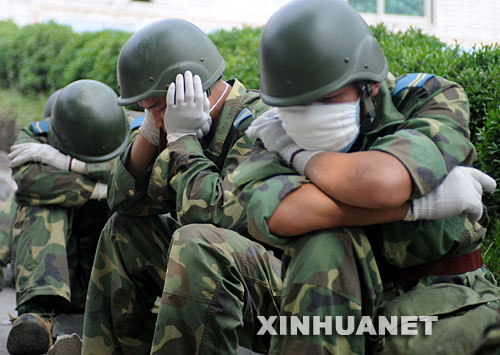 5月17日，救援人員在四川省什邡市救災(zāi)現(xiàn)場抓緊時(shí)間小憩。 汶川地震發(fā)生后，救援人員奔赴各個(gè)災(zāi)區(qū)，爭分奪秒、夜以繼日地在搜救現(xiàn)場奮戰(zhàn)。為了盡量多地救出掩埋在廢墟下的生還者，他們與時(shí)間賽跑，利用有限的空閑稍事休息，補(bǔ)充體力。