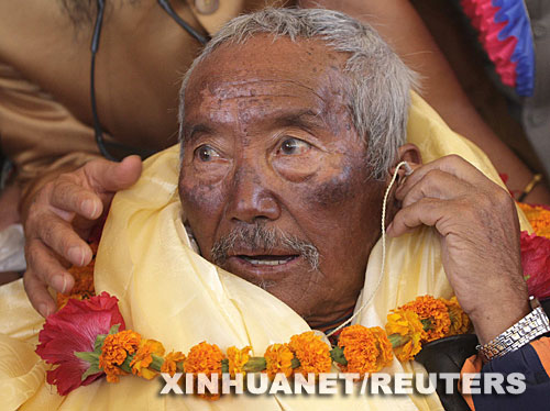 5月31日，76歲的尼泊爾老人明·謝爾錢在返回首都加德滿都后接受記者采訪。明·謝爾錢25日凌晨成功登頂世界屋脊珠穆朗瑪峰，刷新了日本人勝助柳澤（音譯）去年創(chuàng)下的登頂珠峰高齡紀錄，成為世界上成功登頂珠峰最年長者。 