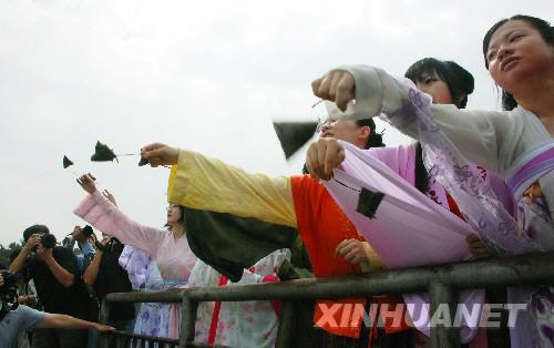  6月7日，幾名身穿漢服的女孩向閩江投粽子。 當日，福州市倉山區(qū)在倉前公園舉行戊子年端午祭屈原儀式，組織了宣讀祭文、齊誦屈原名篇、行拜禮、投粽子、贈香囊等活動。 