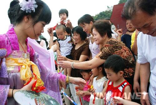 6月7日，身著漢服的青年男女低頭為汶川大地震遇難同胞默哀。 當日，福州市倉山區(qū)在倉前公園舉行戊子年端午祭屈原儀式，組織了宣讀祭文、齊誦屈原名篇、行拜禮、投粽子、贈香囊等活動。