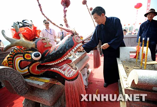 6月2日，祭司正在賽前祭龍頭。 當日，“我們的節(jié)日·端午節(jié)”主題文化活動暨第三屆中國汨羅江國際龍舟邀請賽在湖南汨羅市舉行。來自澳大利亞、荷蘭以及中國各地的十幾支龍舟隊在汨羅江參加角逐。汨羅是中國古代偉大詩人屈原晚年生活、創(chuàng)作和投江殉國之地。 新華社記者 李尕 攝 