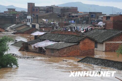 6月13日，廣西鹿寨縣鹿寨鎮(zhèn)大片民房被淹。由于普降暴雨，廣西鹿寨縣發(fā)生嚴(yán)重洪災(zāi)，大片民房被淹。國家防總已派人抵達(dá)該縣指導(dǎo)抗洪救災(zāi)。 