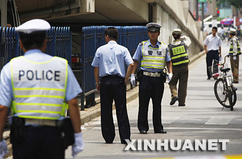 7月1日，多名警察正在勘察案發(fā)現(xiàn)場(chǎng)。 ？？？？記者從上海市公安局獲悉：當(dāng)日上午9時(shí)許，一名外地來(lái)滬男子持刀闖入上海市公安局閘北分局，連續(xù)捅傷多名民警和一名保安。該男子隨即被民警當(dāng)場(chǎng)擒獲。 ？？？？新華社記者 裴鑫攝 