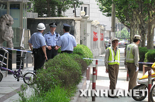 7月1日，警察和交通協(xié)管員正在案發(fā)現(xiàn)場(chǎng)外維持秩序。 ？？？？記者從上海市公安局獲悉：當(dāng)日上午9時(shí)許，一名外地來(lái)滬男子持刀闖入上海市公安局閘北分局，連續(xù)捅傷多名民警和一名保安。該男子隨即被民警當(dāng)場(chǎng)擒獲。 ？？？？新華社記者 裴鑫攝 