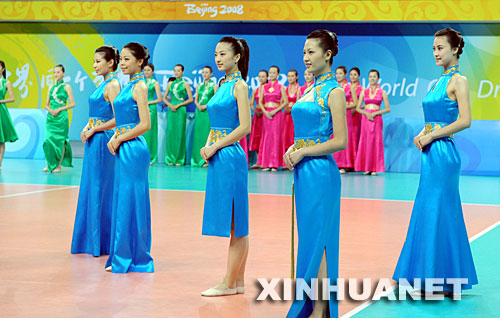 7月20日，志愿者們在進(jìn)行北京奧運(yùn)會(huì)、殘奧會(huì)頒獎(jiǎng)儀式服裝展示。當(dāng)日，北京奧運(yùn)會(huì)、殘奧會(huì)體育展示與頒獎(jiǎng)儀式工作匯報(bào)暨誓師動(dòng)員大會(huì)在北京理工大學(xué)體育館舉行。 新華社記者楊磊攝 