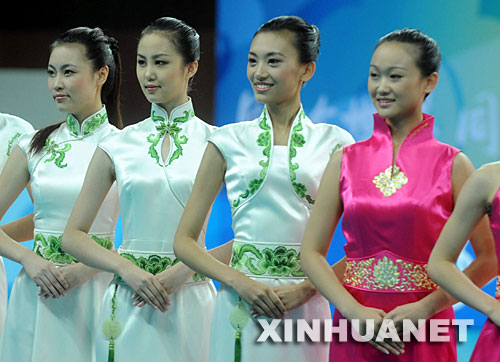 7月20日，志愿者在進(jìn)行北京奧運(yùn)會(huì)、殘奧會(huì)頒獎(jiǎng)儀式服裝展示。當(dāng)日，北京奧運(yùn)會(huì)、殘奧會(huì)體育展示與頒獎(jiǎng)儀式工作匯報(bào)暨誓師動(dòng)員大會(huì)在北京理工大學(xué)體育館舉行，集中匯報(bào)展示了北京奧運(yùn)會(huì)、殘奧會(huì)頒獎(jiǎng)儀式服裝及頒獎(jiǎng)儀式標(biāo)準(zhǔn)流程、競技拉拉操表演、民族民間舞蹈表演和吉祥物表演等項(xiàng)目。 新華社記者羅曉光攝 