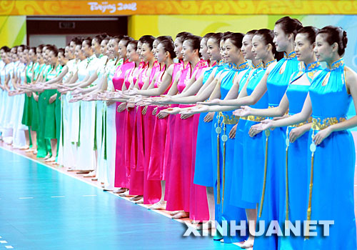 7月20日，志愿者們在進(jìn)行北京奧運(yùn)會(huì)、殘奧會(huì)頒獎(jiǎng)儀式服裝展示。當(dāng)日，北京奧運(yùn)會(huì)、殘奧會(huì)體育展示與頒獎(jiǎng)儀式工作匯報(bào)暨誓師動(dòng)員大會(huì)在北京理工大學(xué)體育館舉行，集中匯報(bào)展示了北京奧運(yùn)會(huì)、殘奧會(huì)頒獎(jiǎng)儀式服裝及頒獎(jiǎng)儀式標(biāo)準(zhǔn)流程、競技拉拉操表演、民族民間舞蹈表演和吉祥物表演等項(xiàng)目。 新華社記者徐家軍攝 