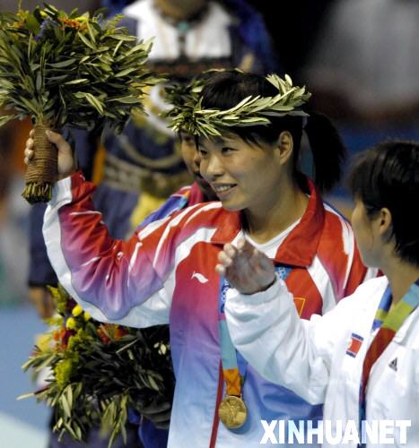 　2004年8月16日，陳艷青獲第28屆雅典奧運(yùn)會舉重女子58公斤級比賽金牌。圖為陳艷青向觀眾致意。 新華社發(fā) 