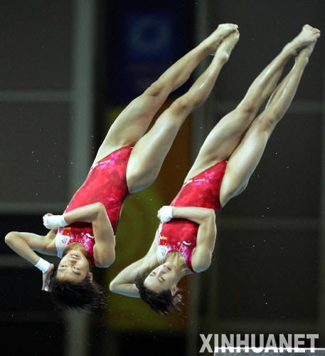  2004年8月16日，勞麗詩/李婷獲第28屆雅典奧運(yùn)會跳水女子雙人10米跳臺金牌。圖為勞麗詩（左）、李婷在比賽中。 　