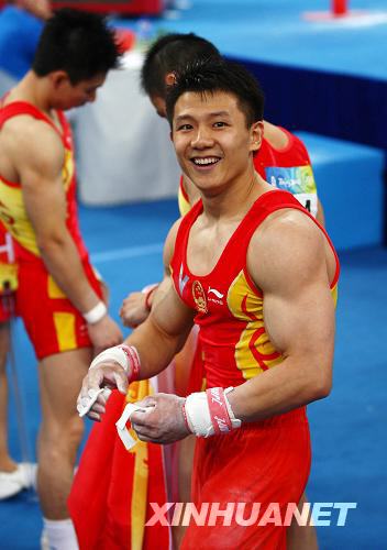 8月9日，中國選手陳一冰在資格賽吊環(huán)比賽結(jié)束后喜形于色。他的吊環(huán)資格賽成績?yōu)?6.525分。當(dāng)日，中國隊(duì)在北京奧運(yùn)會(huì)體操男子資格賽第二場的比賽中，以374.675分的總成績暫列資格賽第一。