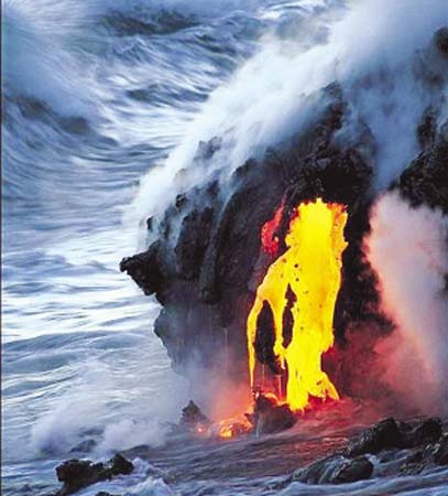 劉易斯和他拍攝的火山巖漿迸濺照片。