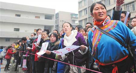 汶川1100名異地復(fù)讀師生返鄉(xiāng)過年(組圖)