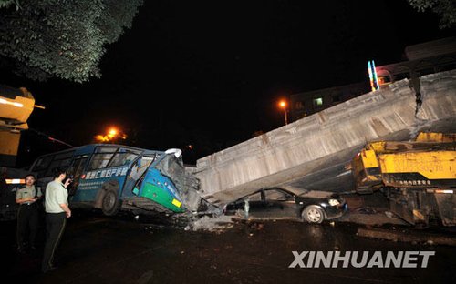 湖南株洲市區(qū)高架橋坍塌砸壓車輛約20臺