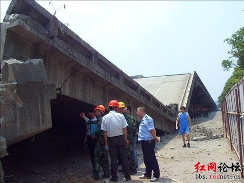 湖南株洲市市區(qū)一高架橋發(fā)生坍塌事故(組圖)