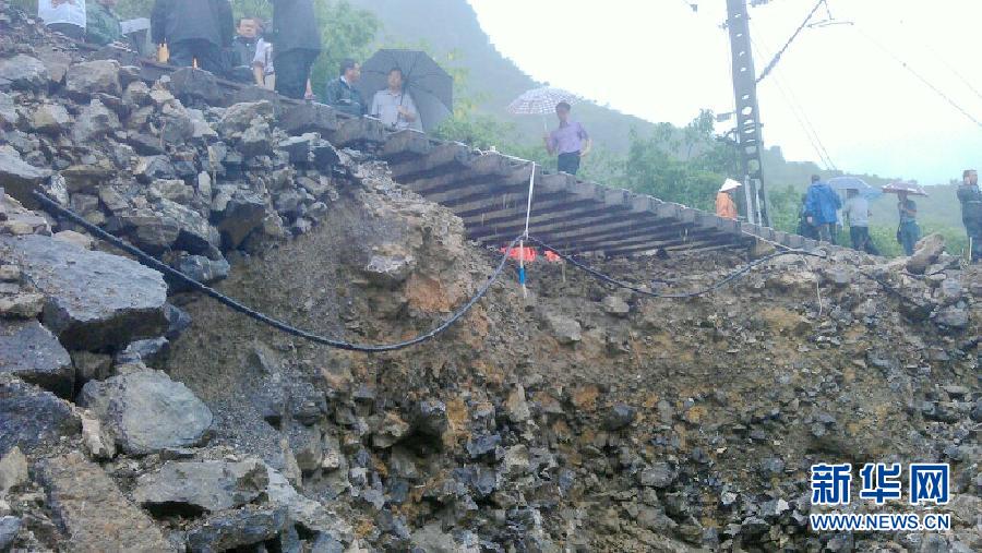 （突發(fā)事件）（1）南昆鐵路因暴雨沖毀道床行車中斷 已造成6趟客車晚點(diǎn)