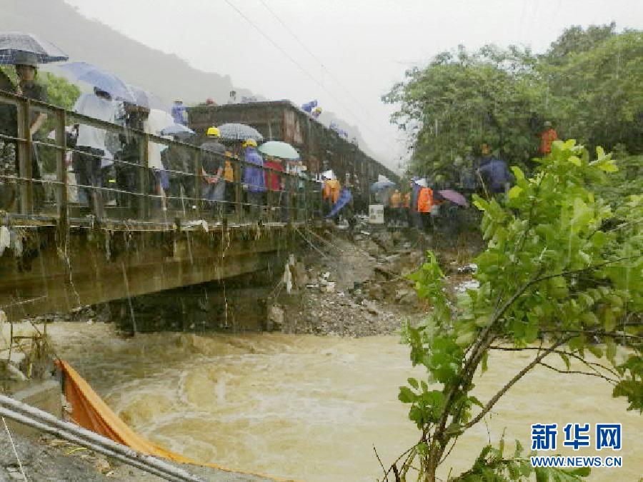 （突發(fā)事件）（3）南昆鐵路因暴雨沖毀道床行車中斷 已造成6趟客車晚點