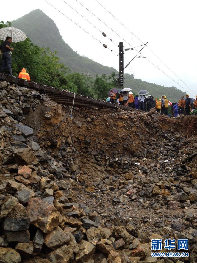 （突發(fā)事件）（4）南昆鐵路因暴雨沖毀道床行車中斷 已造成6趟客車晚點(diǎn)