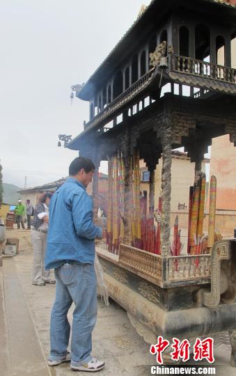 9月11日，云南香格里拉縣松贊林寺香火旺盛。當?shù)芈糜尉滞嘎?，今年，截?月30日，游客數(shù)量已達到30萬，國外游客數(shù)量約3.6萬，破2011年紀錄指日可待。鄭雪松攝