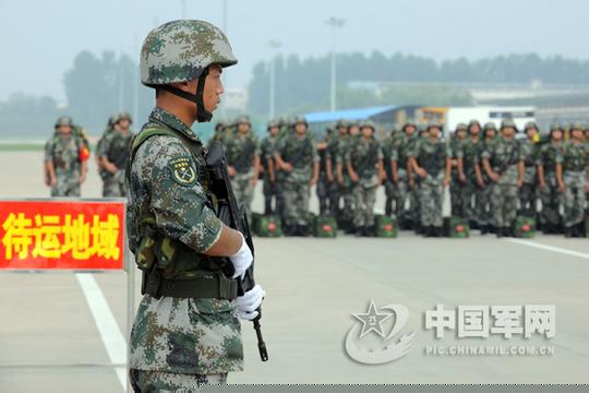 解放軍士兵在機場準備利用民航運送兵力。（資料圖）