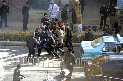 昨日，昆明鬧市區(qū)人質(zhì)劫持事件處置成功，劫持人被警方控制，人質(zhì)被救護(hù)車送往醫(yī)院。圖/CFP
