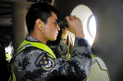 失聯(lián)客機(jī)大量疑似物“現(xiàn)身”中國(guó)軍艦成搜救主力