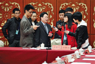 2013年1月26日，廣東省韶關(guān)市委書記鄭振濤透露，韶關(guān)始興縣的公務(wù)員將可通過內(nèi)網(wǎng)查詢當(dāng)?shù)?26名官員的財(cái)產(chǎn)信息，包括工資、房產(chǎn)、投資等六大類。圖/CFP
