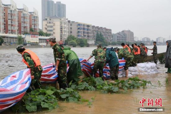 長江中下游普降暴雨，常州連續(xù)超24小時的降雨，使城市進入“看?！蹦Ｊ?。主要河、湖、庫水位普遍上漲，全面超警戒，大運河常州城區(qū)段水位創(chuàng)歷史新高。常州防汛防旱指揮部18日通報，截至18日上午8時，大運河水位仍超警戒。并出現(xiàn)了駁岸穿水、倒灌等現(xiàn)象，沿線社區(qū)、村莊、企業(yè)受災(zāi)較嚴重。唐娟 攝