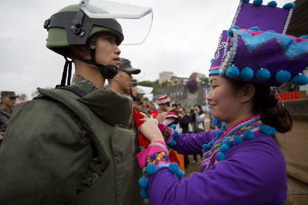 駐地代表為可愛(ài)的戰(zhàn)士們帶上紅花。都市時(shí)報(bào) 孟祝斌/視覺(jué)中國(guó)