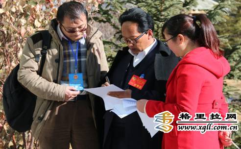 兩會(huì)審稿制度非常嚴(yán)格，稿件把控尤為重要。圖為州委宣傳部領(lǐng)導(dǎo)在審核新聞稿件。