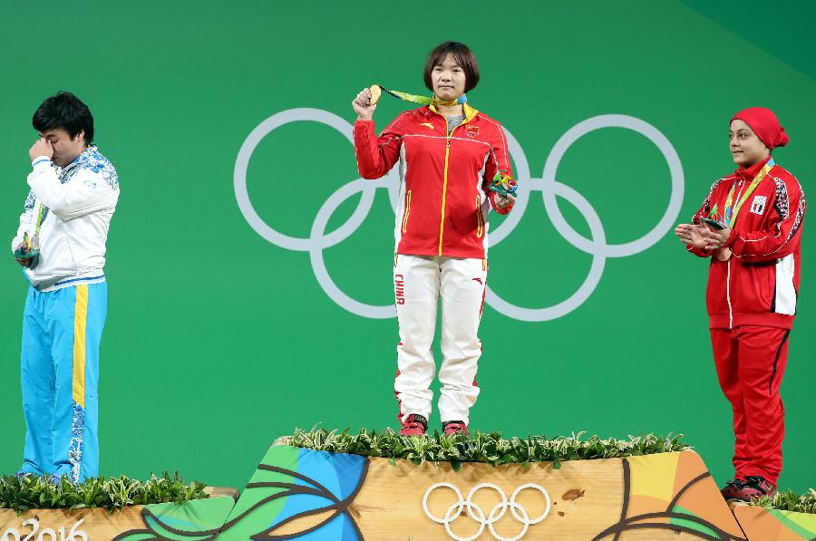 <P>8月10日，中國(guó)選手向艷梅（中）、哈薩克斯坦選手扎帕庫(kù)爾（左）和埃及選手艾哈邁德在頒獎(jiǎng)儀式上。當(dāng)日，在2016年里約奧運(yùn)會(huì)女子舉重69公斤級(jí)決賽中，向艷梅以261公斤的總成績(jī)奪得冠軍，扎帕庫(kù)爾和艾哈邁德分獲亞軍和季軍。新華社記者李明攝</P>