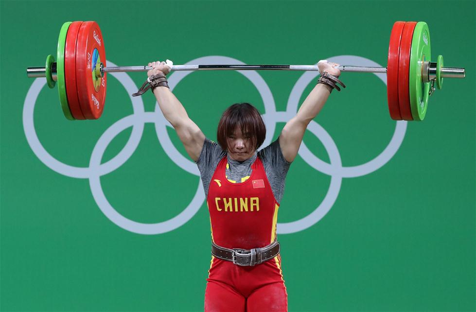 8月10日，向艷梅在挺舉比賽中。當日，在2016年里約奧運會女子舉重69公斤級決賽中，中國選手向艷梅以261公斤的總成績奪得冠軍。 新華社記者李明攝
