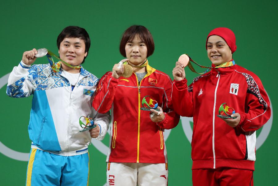 <P>8月10日，中國選手向艷梅（中）、哈薩克斯坦選手扎帕庫爾（左）和埃及選手艾哈邁德在頒獎儀式上展示獎牌。當(dāng)日，在2016年里約奧運(yùn)會女子舉重69公斤級決賽中，向艷梅以261公斤的總成績奪得冠軍，扎帕庫爾和艾哈邁德分獲亞軍和季軍。新華社記者李明攝</P>