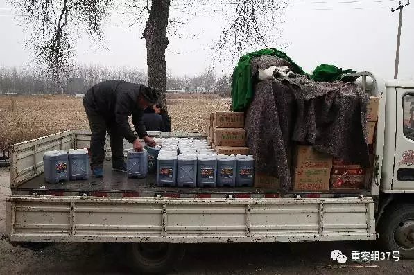 1月16日，天津獨流鎮(zhèn)一假醋造假窩點，執(zhí)法人員雇來的民工將窩點的假醋和設(shè)備裝上卡車，準(zhǔn)備拉走。