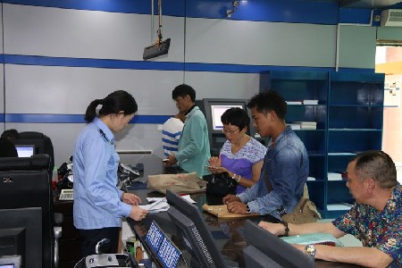維西縣地稅局辦稅服務大廳工作人員在耐心、仔細辦理業(yè)務